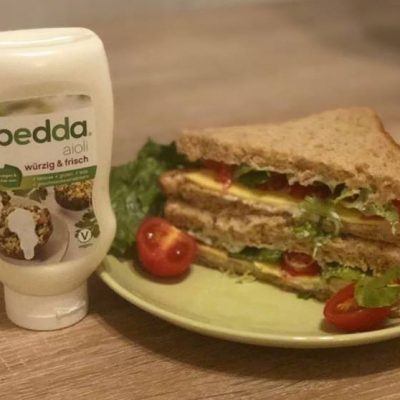 veganer käse von bedda und vegane aioli auf sandwich